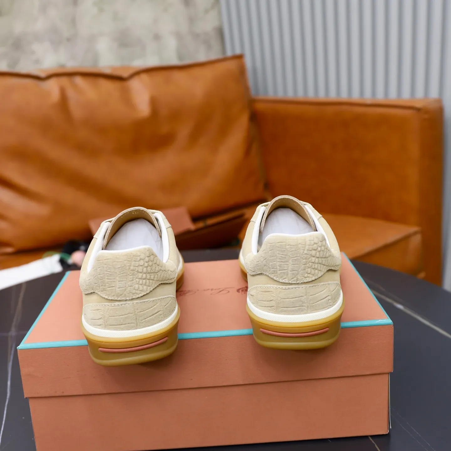 Ex-factory price: 560💰Loro Piana Tennis Walk men’s moral training sneakers! These new textured leather tennis shoes feature an ultra-low-top design for year-round wear and are water-resistant. The wrapped sole creates an effortlessly attractive color combination that harmoniously blends functionality with understated style. The ideal footwear option for urban dressing. The heel is decorated with a soft calfskin tongue with Kummel color inserts and an embossed LP logo. Cotton shoelaces. Material: Upper: Gray woven stitching with cowhide accents! Sole: Rubber lining: Cow leather original rubber sole, excellent foot comfort, complete package! Size: 38-39-40-41-42-43-44 leather shoe size (4546 can be customized)